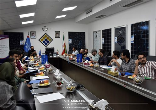 بازدید دانشجویان دانشگاه صنعتی شریف از کارخانه پنل های خورشیدی مانا انرژی پاک