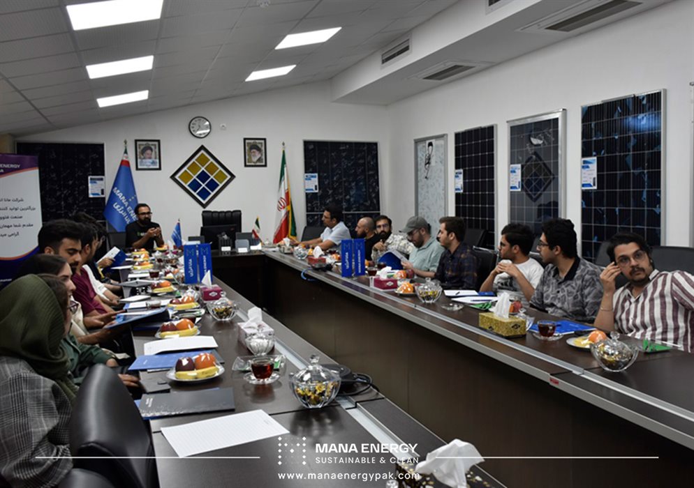 بازدید دانشجویان دانشگاه صنعتی شریف از کارخانه پنل های خورشیدی مانا انرژی پاک